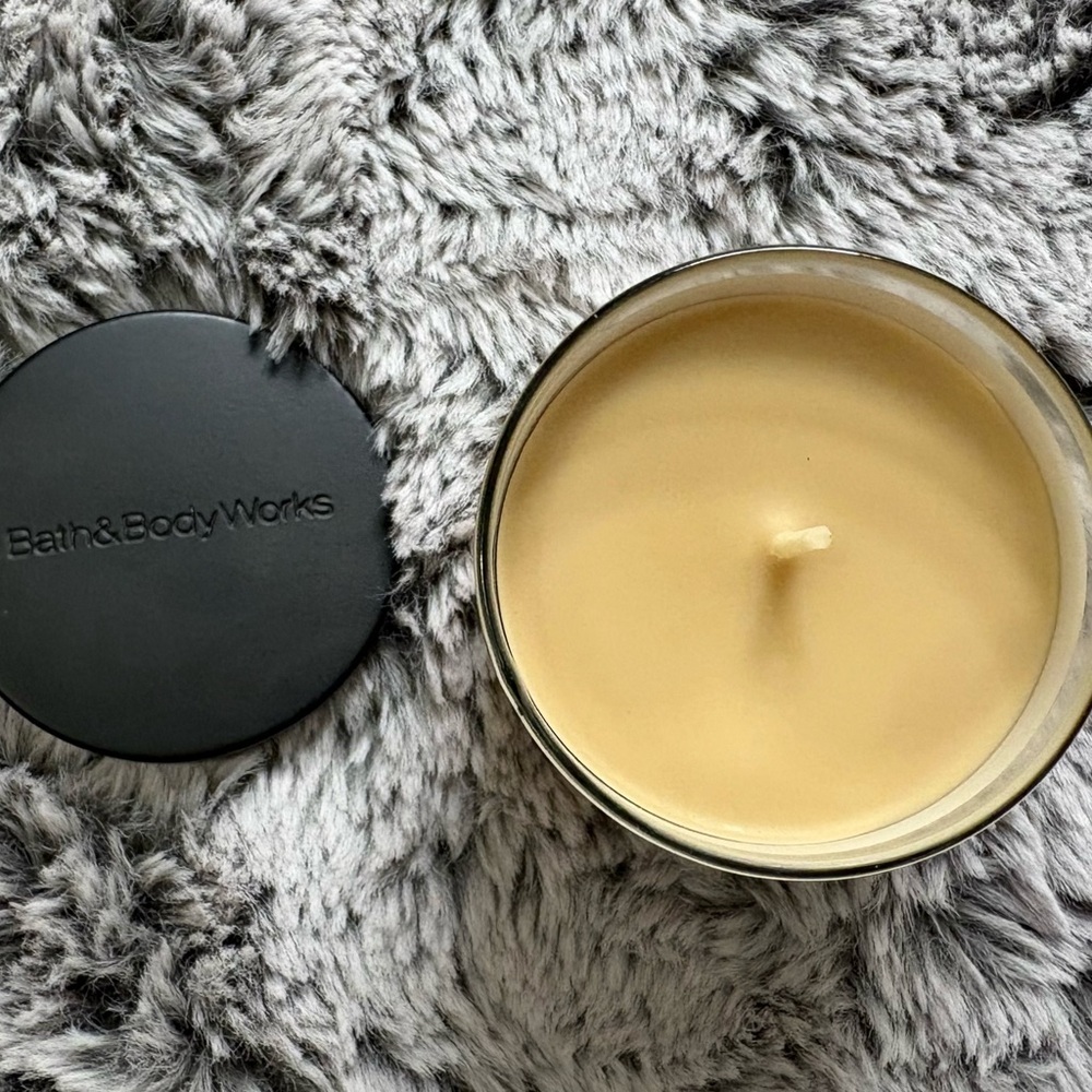 BATH & BODY WORKS NWOT Small Autumn Leaves Scented Candle (burn time ~50 hours)